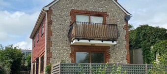 Idyllic Riverside Country Cottage for 6