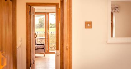 Idyllic Riverside Country Cottage for 6