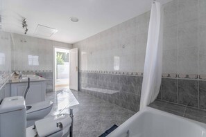 Combined shower/tub, hair dryer, bidet, towels
