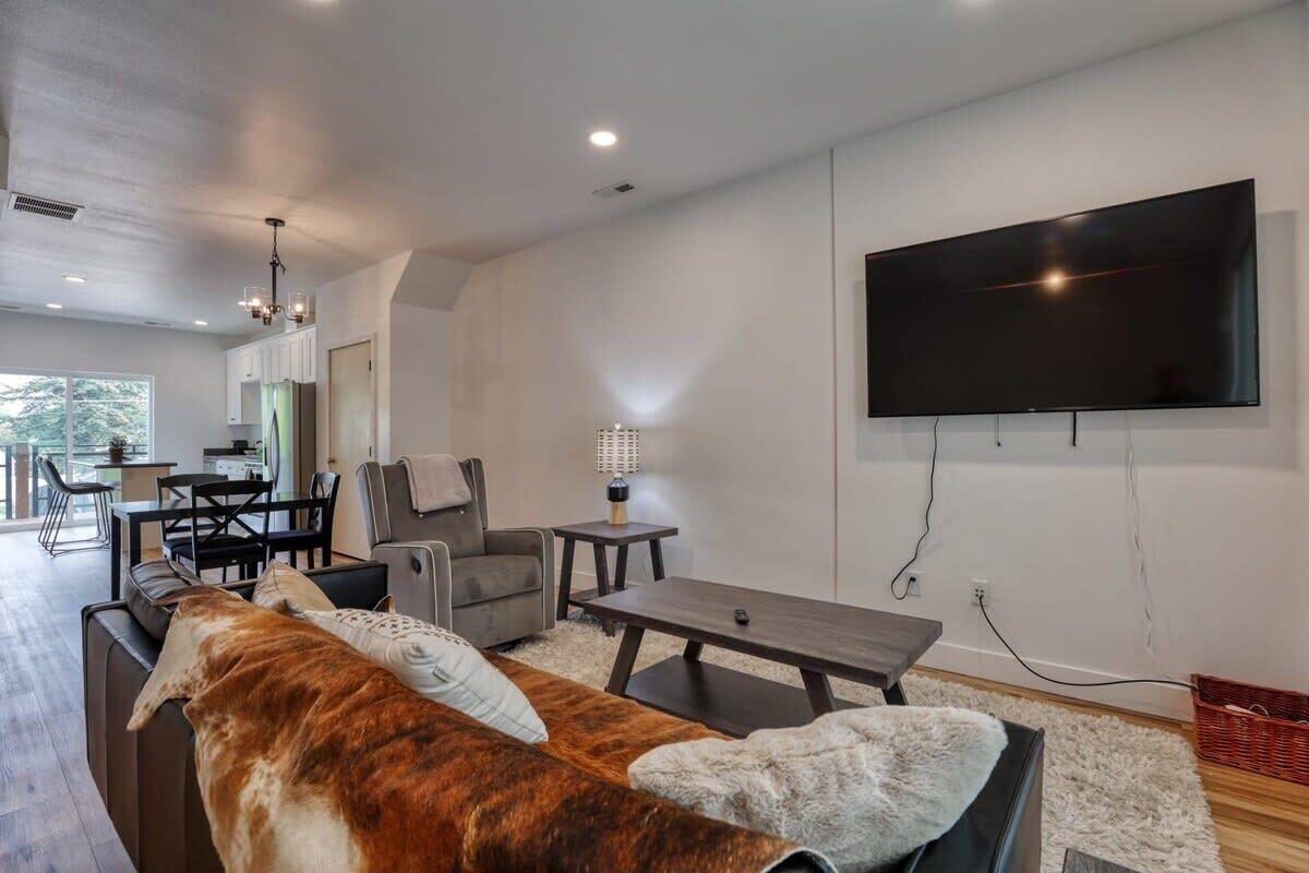 Modern Select Suites -2bd Stay 1 min to Downtown