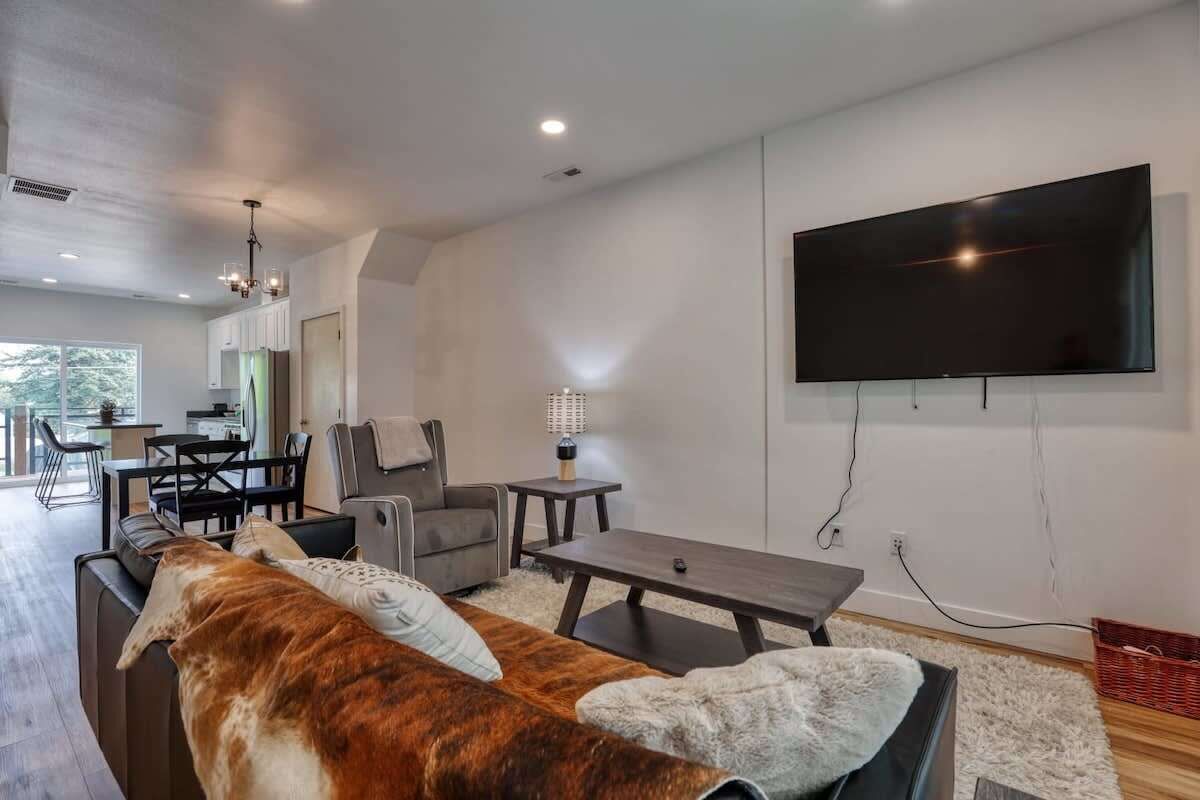 Modern Select Suites, 2bd Stay 1 min to Downtown