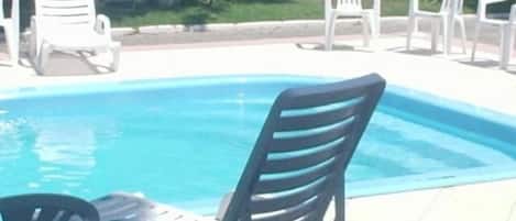 En säsongsöppen utomhuspool