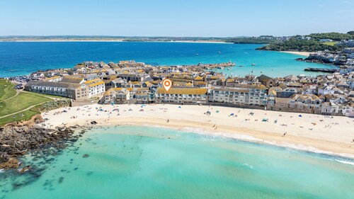 20 Barnaloft, sea and beach views galore!