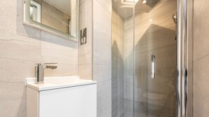 Douche, sèche-cheveux, serviettes fournies