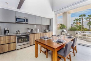 Refrigerador, microondas, horno y parrilla de estufa 