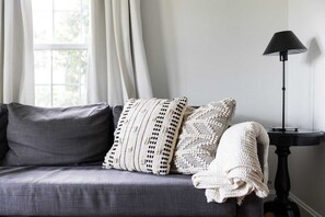 Een smart-tv, boeken en een kantoor