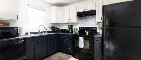 ثلاجة، ميكروويف، فرن، موقد طهي مسطح