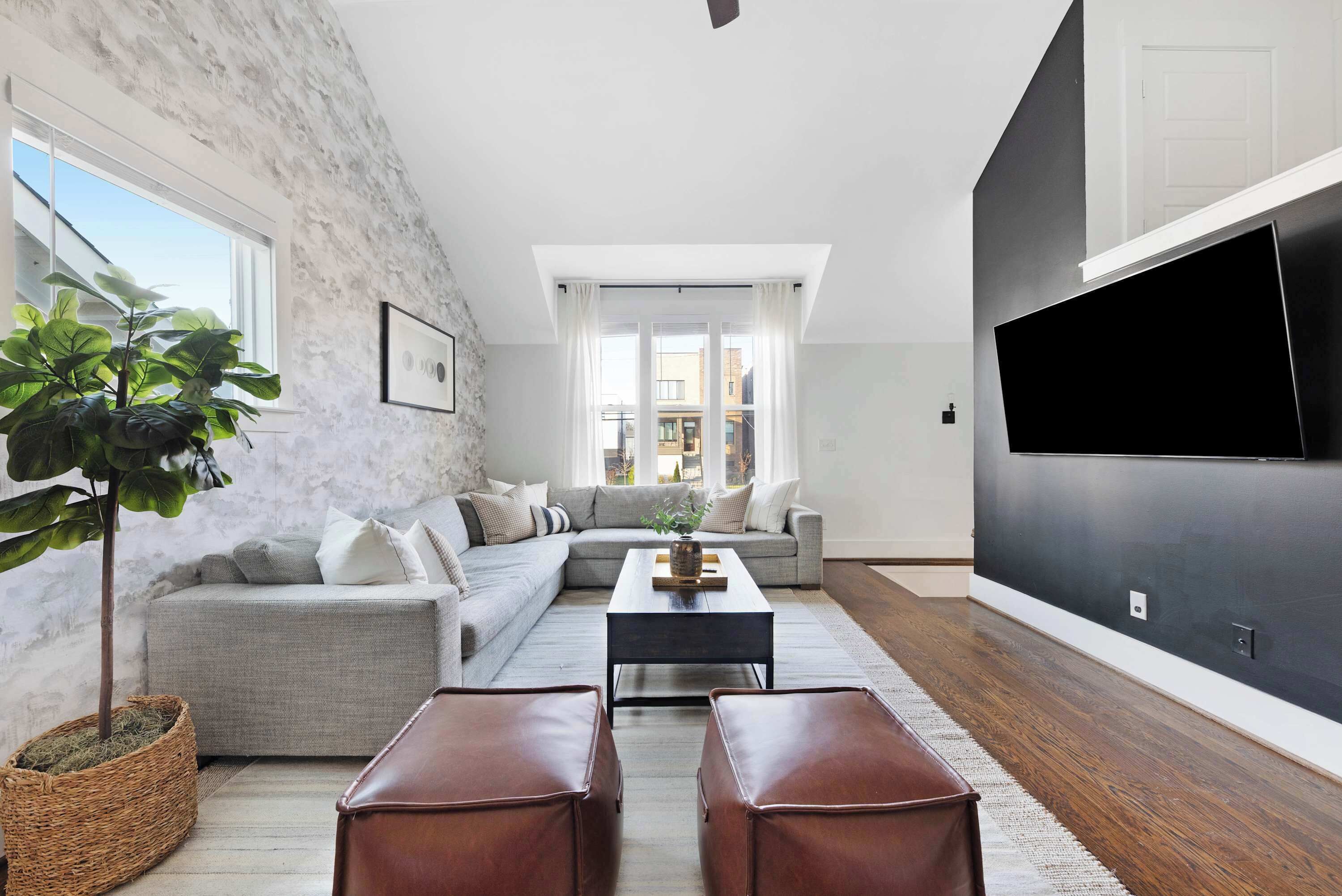 Smart TV, caminetto, tavolo da calcetto, libri