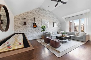 Una Smart TV, una chimenea, un futbolín, libros