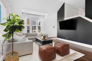 TV connectée, cheminée, baby-foot, livres