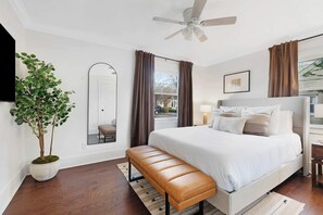 4 slaapkamers, een bureau, een strijkplank/strijkijzer, reisbedje