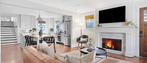 Smart-TV, Kamin, Tischfußball, Bücher