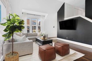 Una Smart TV, una chimenea, un futbolín, libros