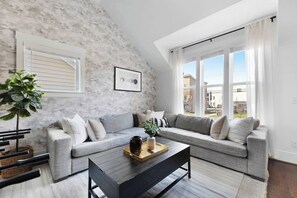 Una Smart TV, una chimenea, un futbolín, libros