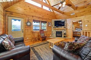 Smart-TV, Kamin, Bücher