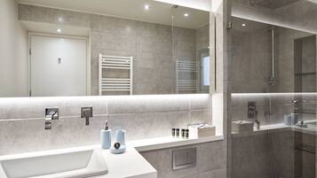 Luxury Apartment | Bathroom