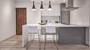 奢華公寓 | 私人廚房 | 電冰箱、爐台、兒童餐椅、鍋具/餐盤/廚房用品