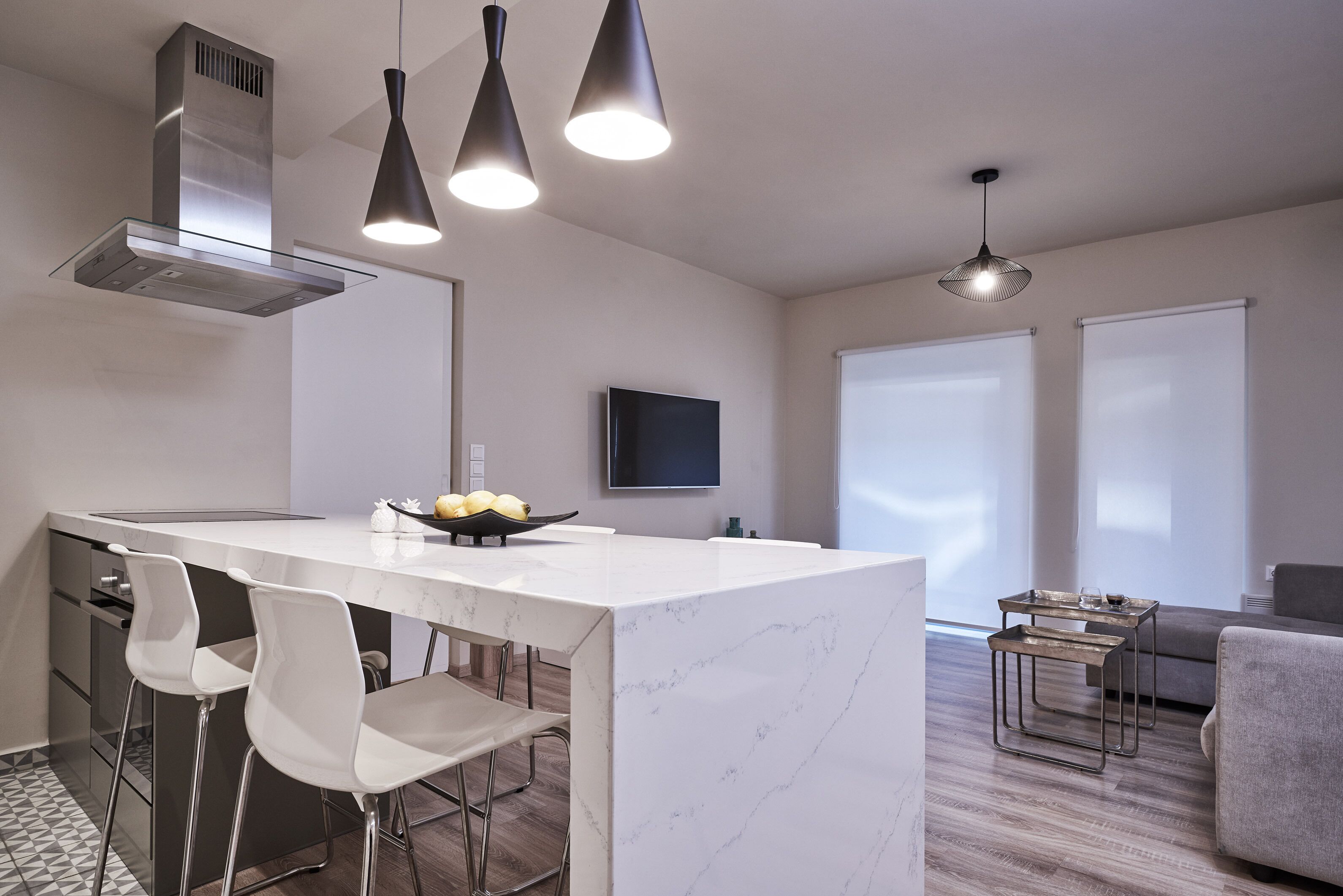 Refrigerador, placa de cocina, silla alta para bebés