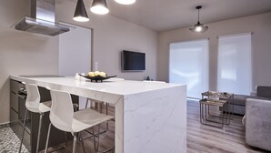 奢華公寓 | 私人廚房 | 電冰箱、爐台、兒童餐椅、鍋具/餐盤/廚房用品