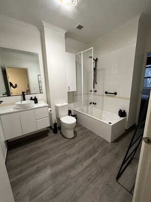 Combined shower/bathtub, hair dryer, towels, soap
