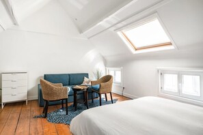 2 bedrooms, iron/ironing board, travel crib, WiFi - Urban Comfort: Central 2-BR Townhouse for 6 (Gent)