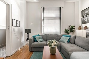 Televisor, llibres i oficines