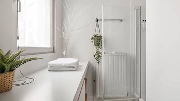 Een douche, een haardroger, handdoeken