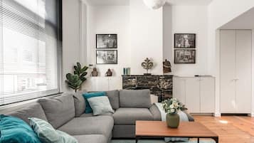 Televisie, boeken en een kantoor