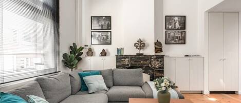 Televisión, libros, oficina