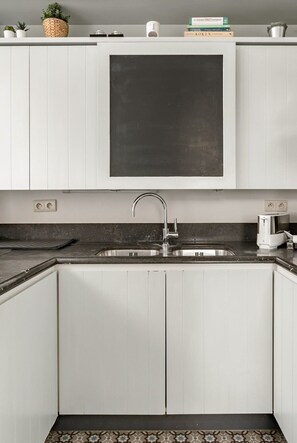 Fridge, microwave, oven, stovetop - Urban Comfort: Central 2-BR Townhouse for 6 (Gent)