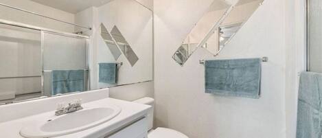 Combined shower/bathtub
