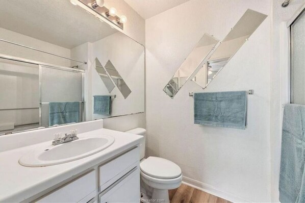 Combined shower/tub