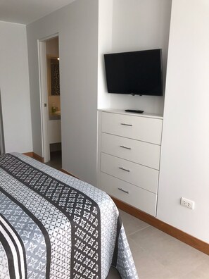 1 bedroom, desk, WiFi, bed sheets - Best Location in Miraflores! Just remodeled (Lima)