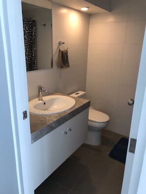 Dusche, Haartrockner, HandtĂŒcher, Seife