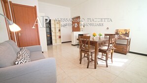 Un apartamento moderno con comedor, sofá y un mueble de madera.