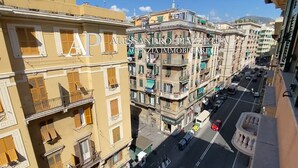 Un edificio de varios pisos con balcones y vista a la calle.