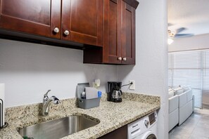 Private kitchen - Golf View Villas Tampa FL (Tampa)