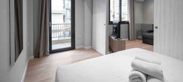 Huoneisto | Kannettavalle tietokoneelle sopiva työtila, silitysrauta/-lauta