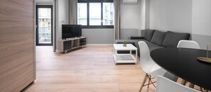 Huoneisto | Oleskelualue | 38–tuumainen äly-TV, jossa digitaalikanavat