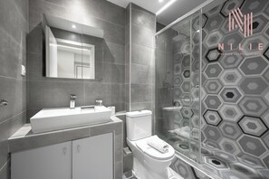 Huoneisto | Kylpyhuone | Suihku, hierova suihkupää, hiustenkuivaaja, pyyhkeet