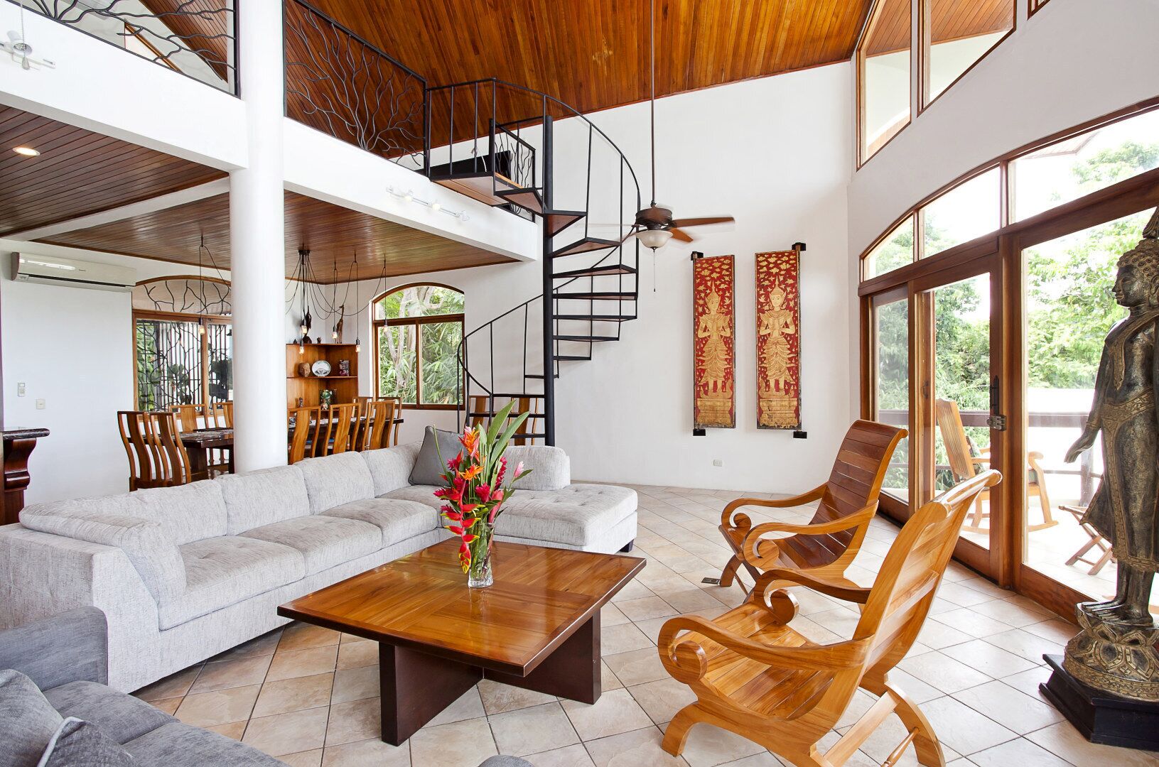 TV connectée, livres, chaîne hi-fi