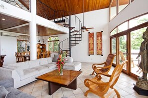 TV connectée, livres, chaîne hi-fi