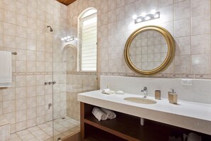 Douche, sĂšche-cheveux, serviettes fournies, savon