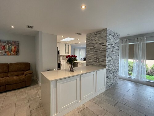 Bright & Spacious Villa in Hollywood ★ 3BR/2BA ★ Heated Pool ★Walk to Beach