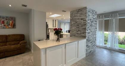 Bright & Spacious Villa in Hollywood ★ 3BR/2BA ★ Heated Pool ★Walk to Beach