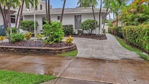 A residential building with a tiled roof, surrounded by palm trees and well-maintained gardens. - Bright & Spacious Villa in Hollywood ★ 3BR/2BA ★ Heated Pool ★Walk to Beach (hollywood)