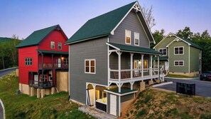 Eine Reihe von Häusern mit Veranda, Whirlpool und Garage.