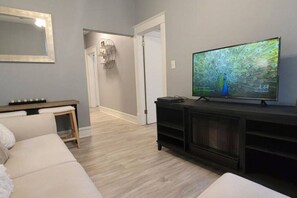 TV, fireplace - Gold 4 · Retreat Suite (Grand Rapids)