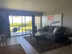 Smart TV, DVD player, books, video library - Oceanfront! Wavecrest Building "A" on the Island of Moloka'i. (Kaunakakai)