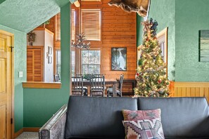 Smart TV, fireplace, DVD player - "Elk Lodge" Walk-in Cabin near Branson Shows and Attractions (Branson)